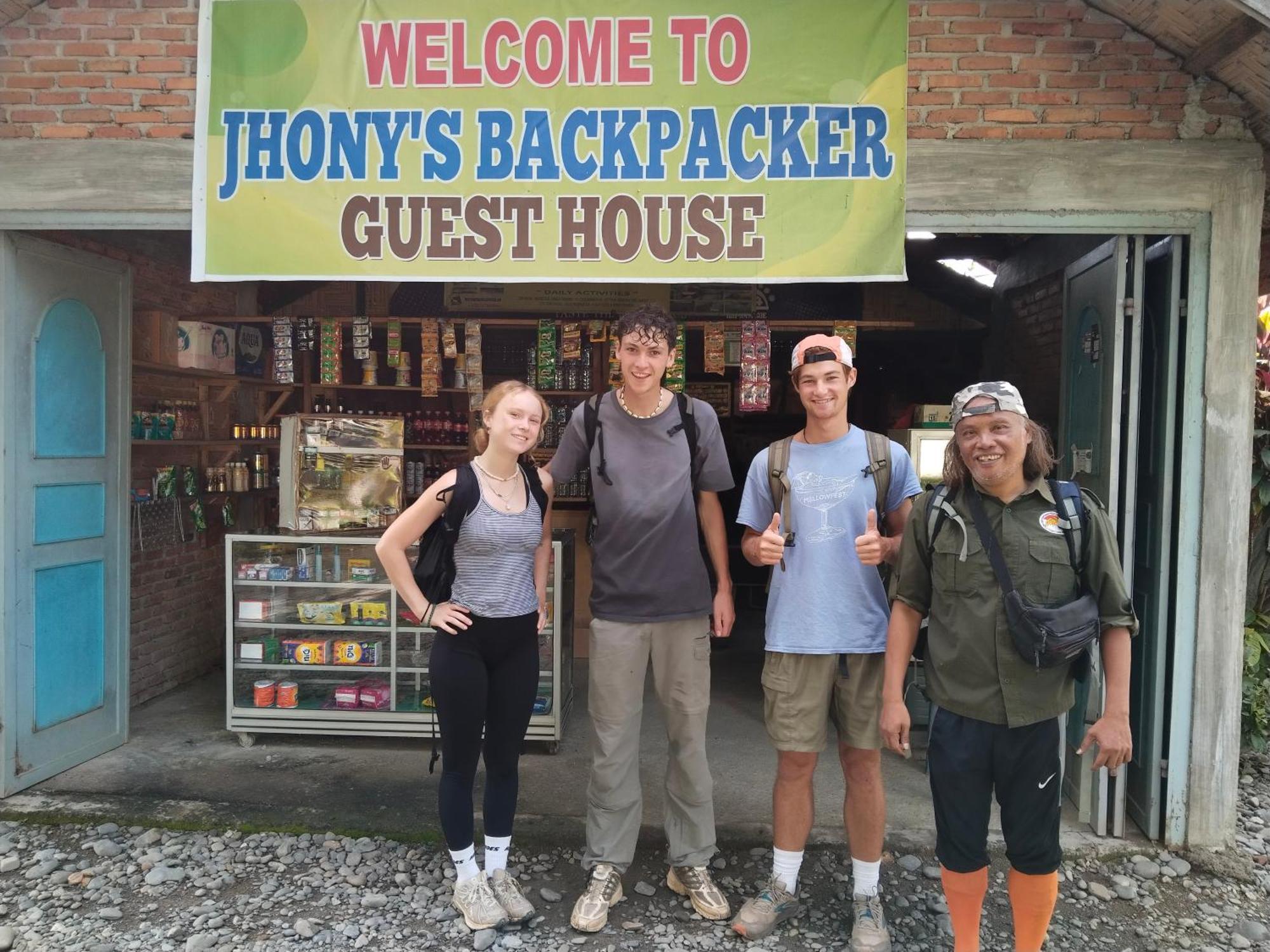 Jhony'S Backpacker-Guest House Only Stay Here Book Treking With Us Bukit Lawang Exterior photo