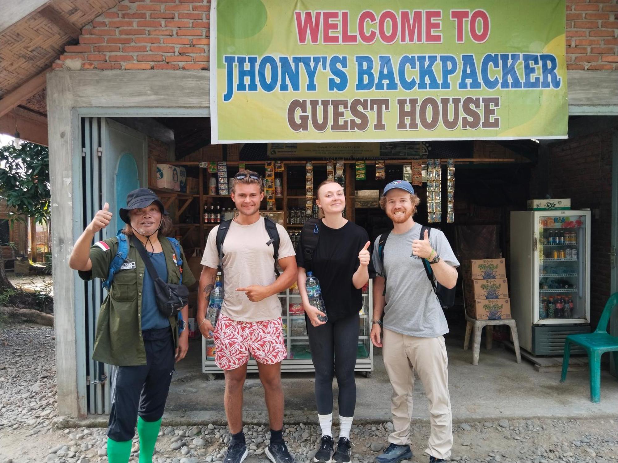 Jhony'S Backpacker-Guest House Only Stay Here Book Treking With Us Bukit Lawang Exterior photo