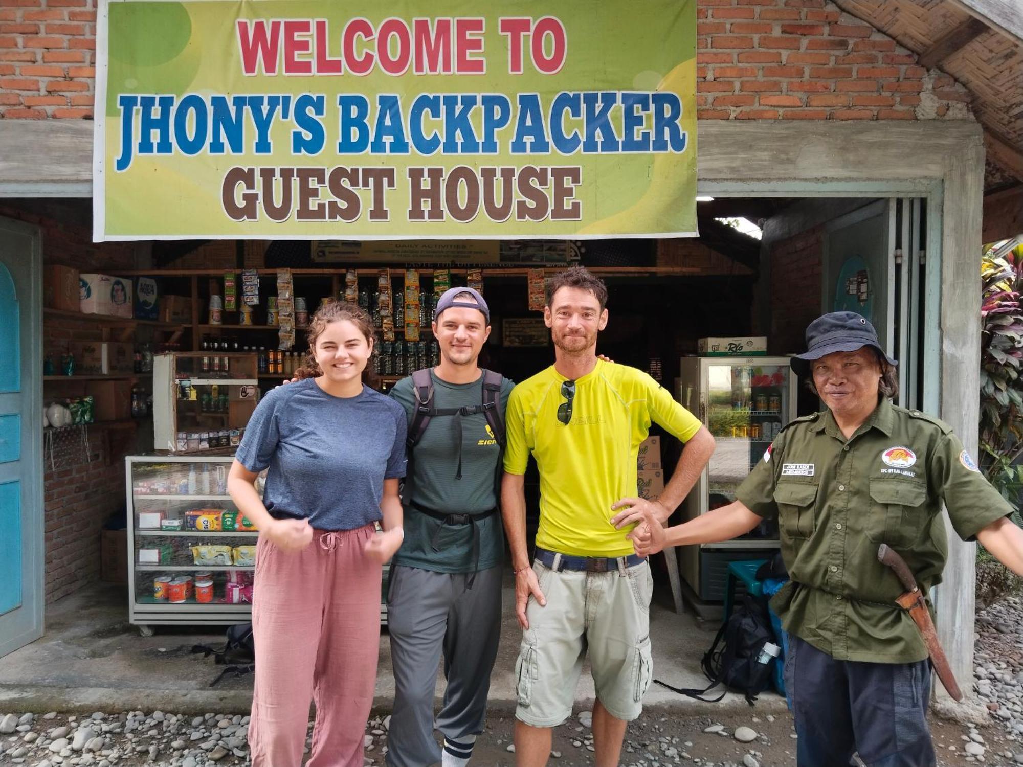 Jhony'S Backpacker-Guest House Only Stay Here Book Treking With Us Bukit Lawang Exterior photo