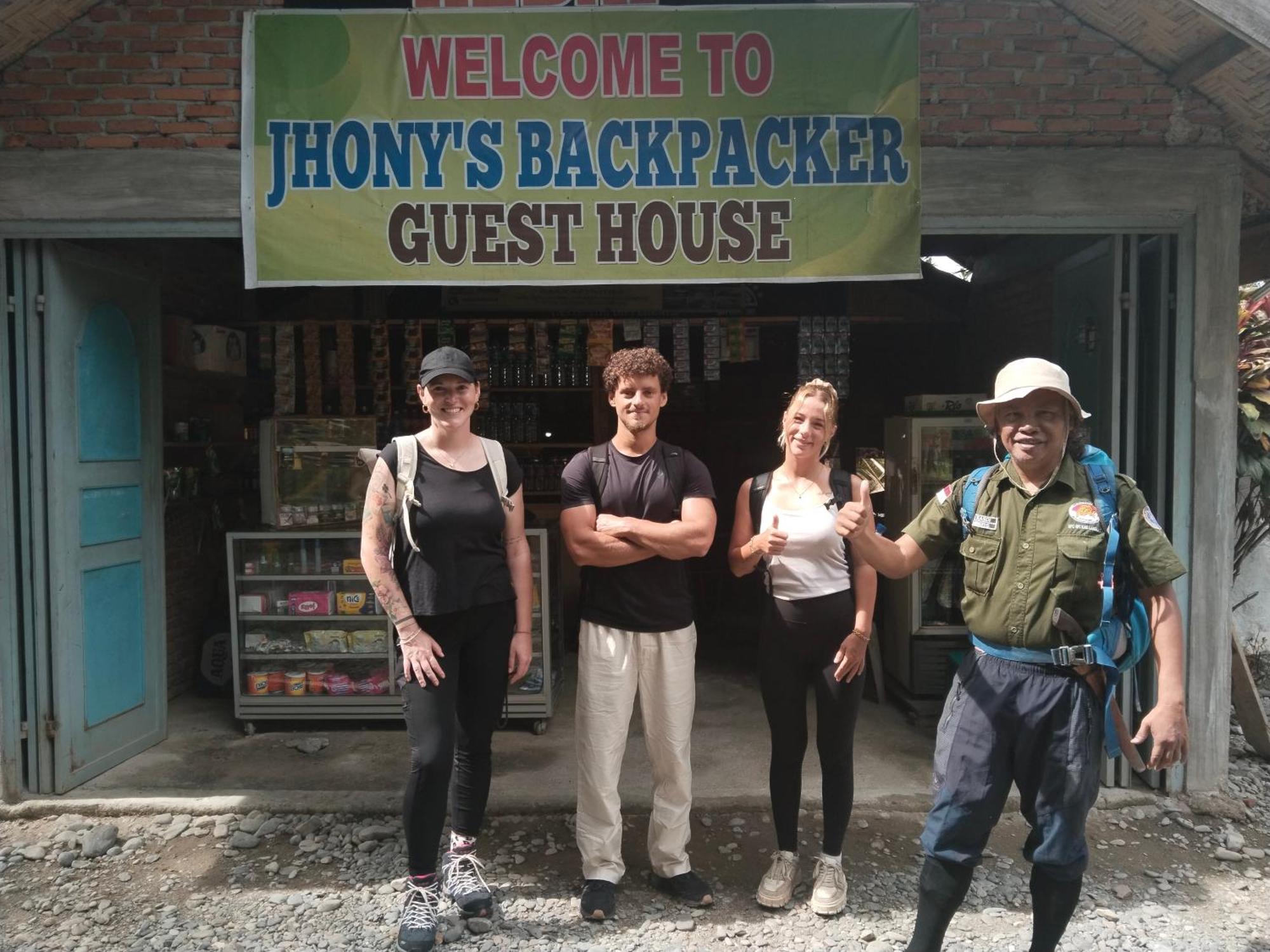 Jhony'S Backpacker-Guest House Only Stay Here Book Treking With Us Bukit Lawang Exterior photo